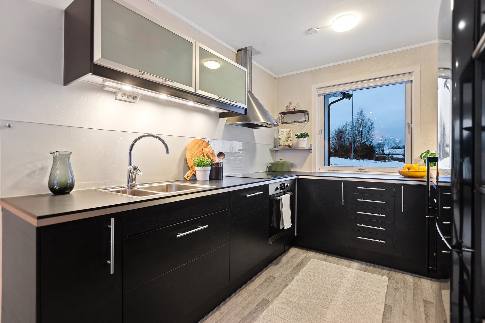 Det gjennomgående naturlige lyset skaper en lys og luftig atmosfære Galleribilde