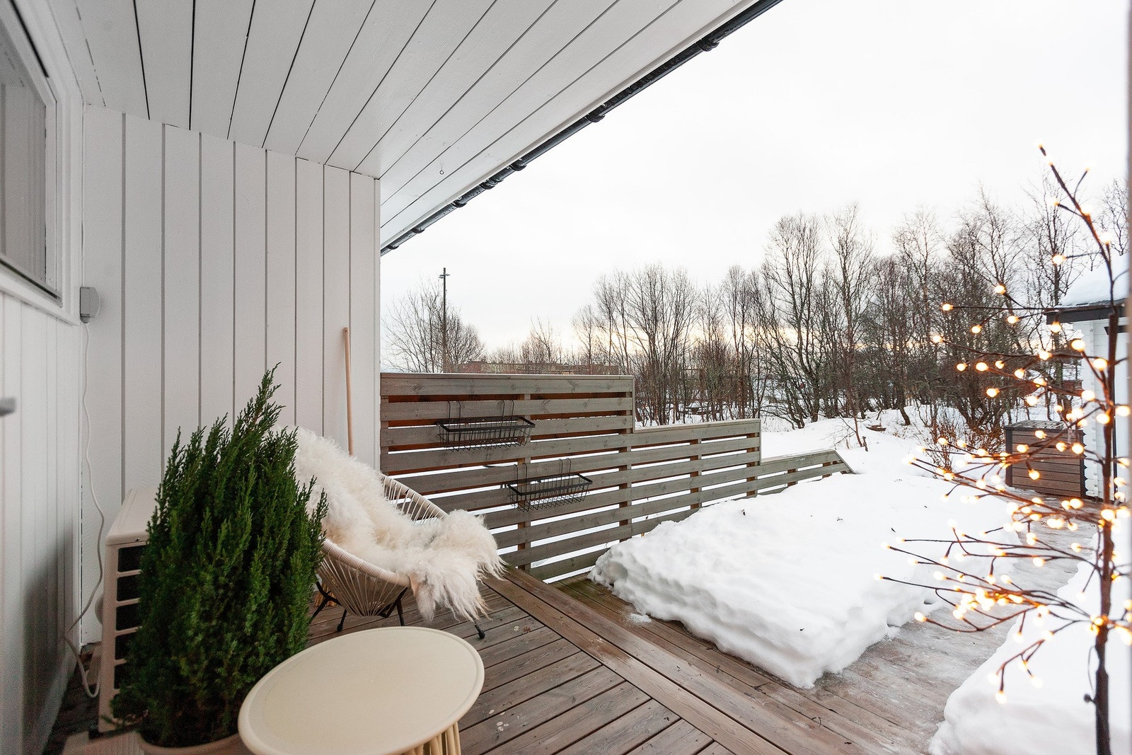 Leiligheten har et delvis overbygd inngangsparti som gir ly for vær og vind Galleribilde