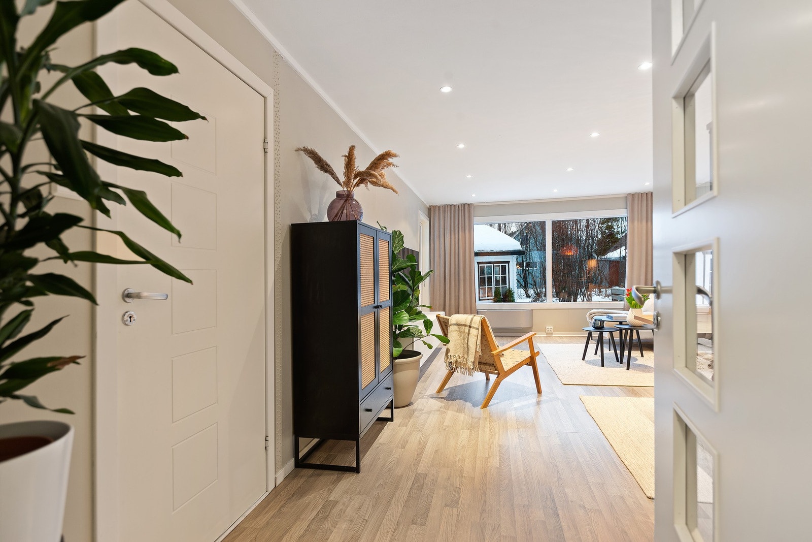 Innenfor stuen har man bad/vaskerom og soverom Galleribilde