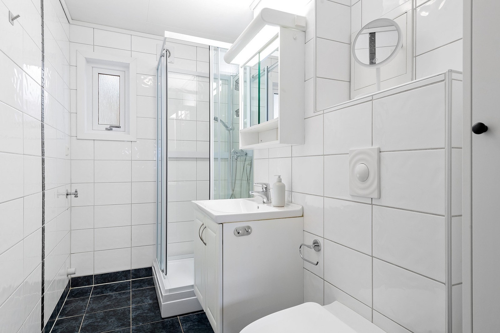 Leiligheten har et lyst og fint bad med fliser fra 2006. Galleribilde