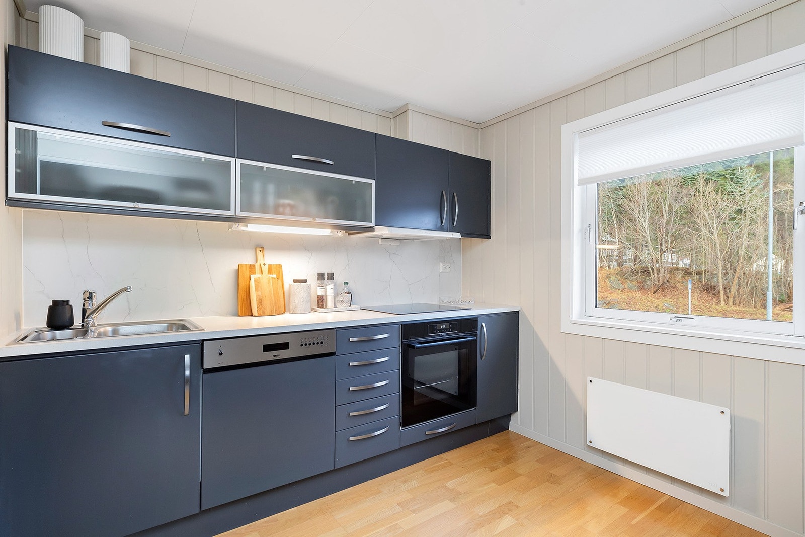 Kjøkkeninnredning fra 2006. Kjøkkeninnredningen har malte glatte fronter med laminert benkeplate. Galleribilde