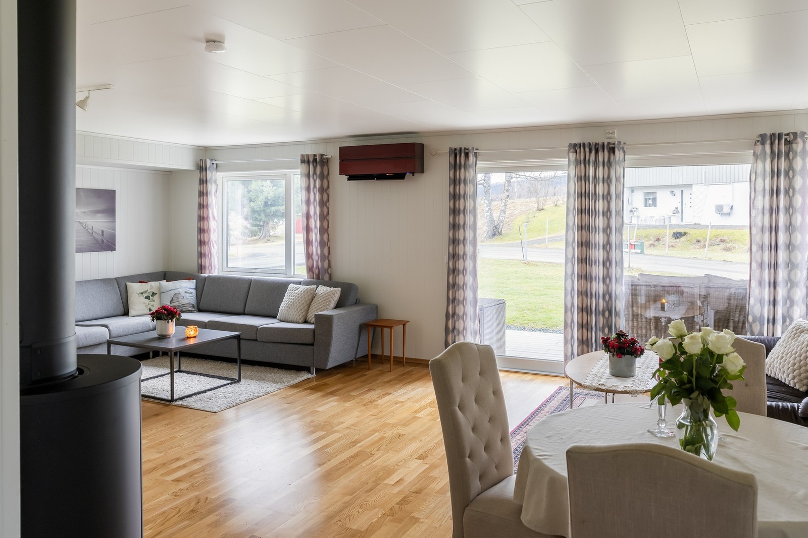 Rommets gode størrelse gjør det enkelt å innrede med både sofalounge, spisegruppe og øvrig møblement. Galleribilde