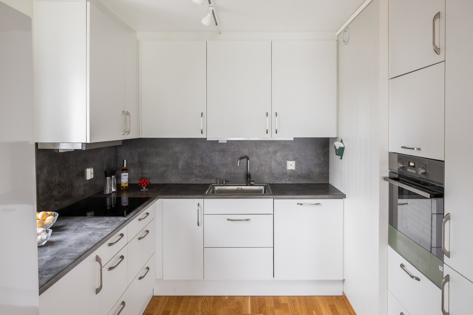 Kjøkkenet byr på rikelig med skap- og benkeplass, og fremstår pent og velholdt. Det er ikke påvist tegn til fukt eller skader, jf. tilstandsrapport. Galleribilde