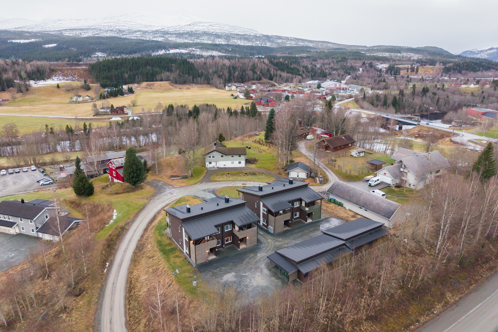 Leiligheten ligger et steinkast unna Meråker sentrum som kan by på ulike servicefasiliteter og et bredt aktivitetstilbud. Galleribilde