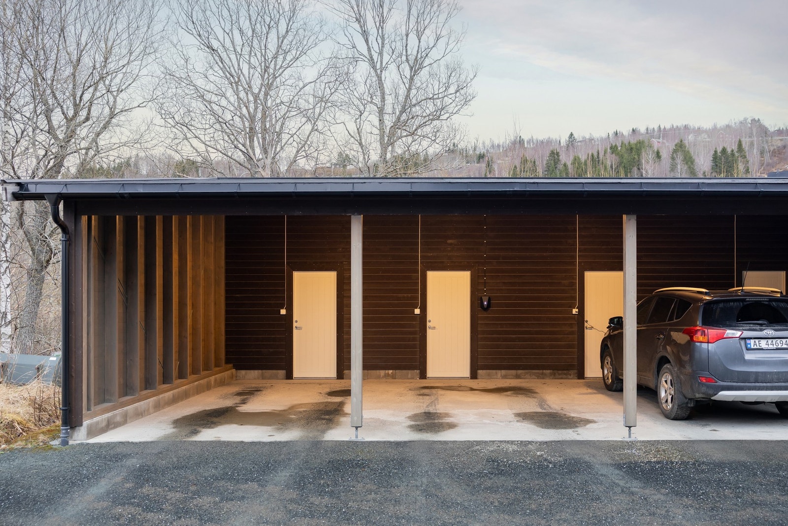 Parkering i carport med elbillader. Praktisk innvendig og utvendig bod. Galleribilde