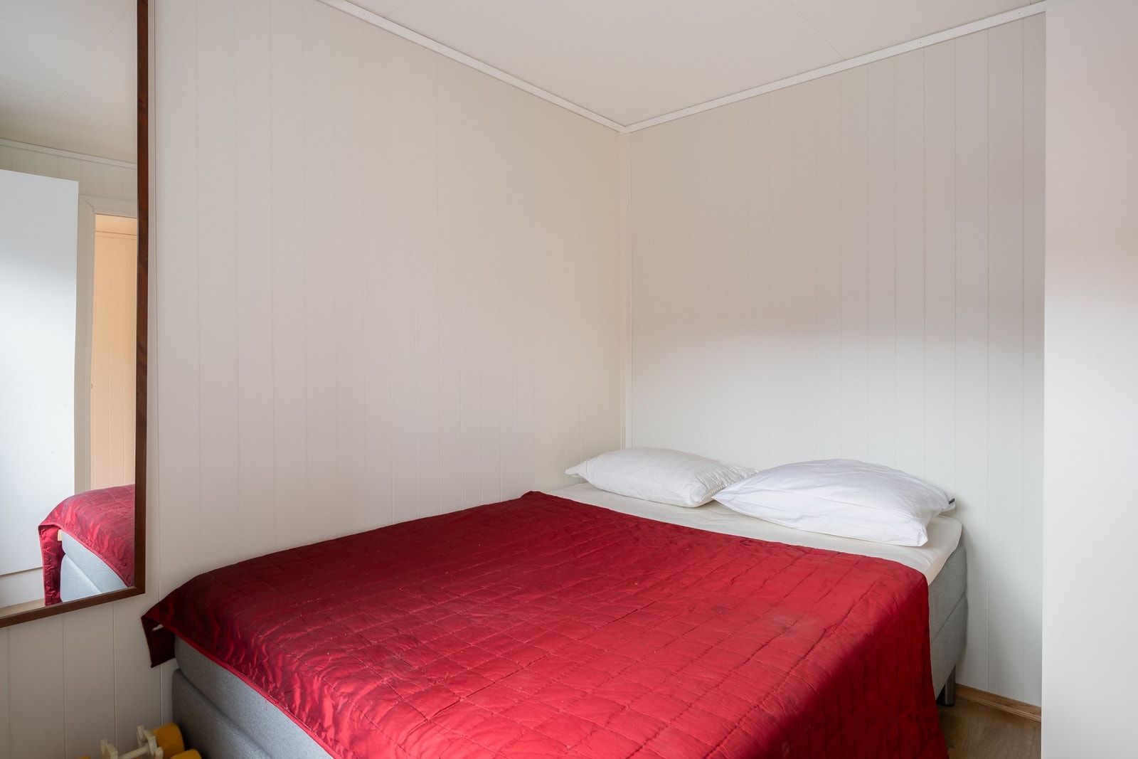 Soverom II egner seg godt som barnerom, gjesterom eller hjemmekontor, og har plass til seng, nattbord og annet møblement. Galleribilde