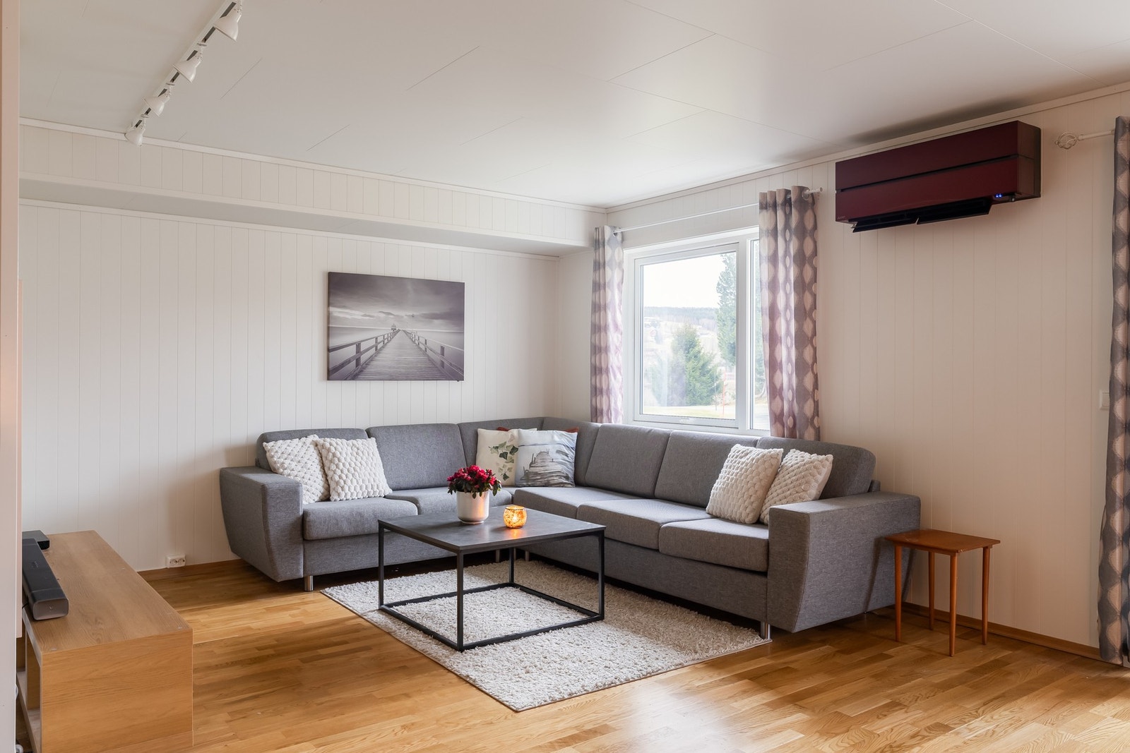 Fra leiligheten er det kort vei til dagligvare, kafe, legekontor og alpinsenter i Fagerlia. Galleribilde