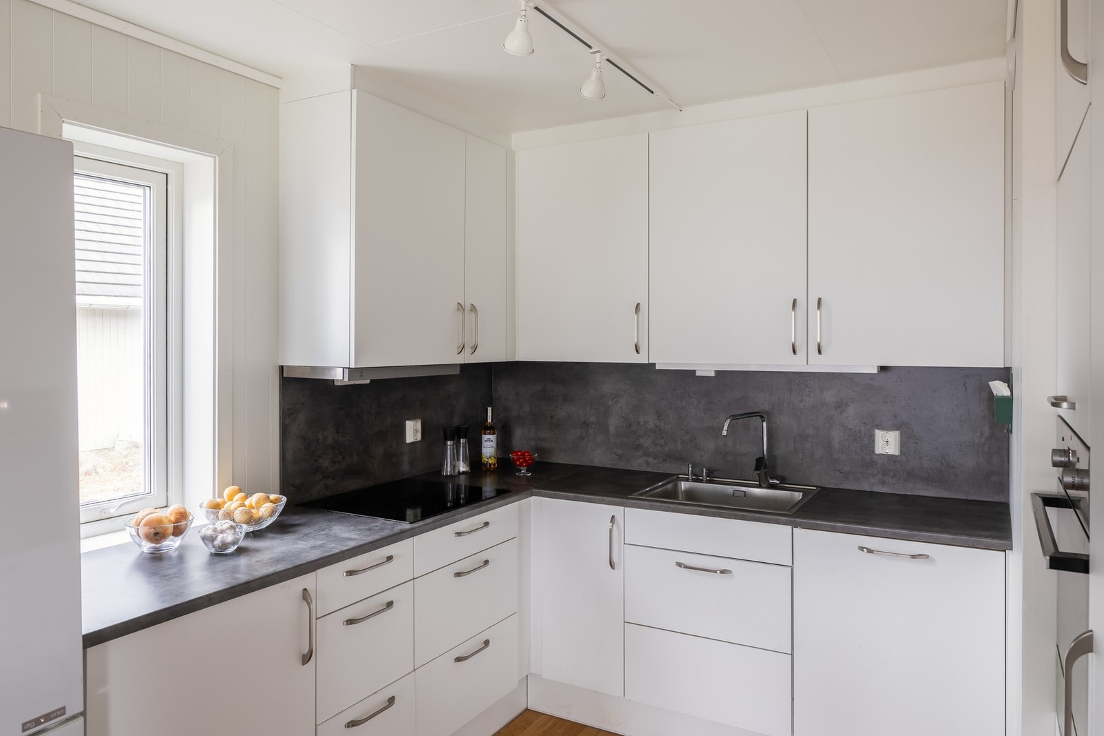 Moderne og tiltalende kjøkken med oppgradert standard, utstyrt med et stilrent JKE-kjøkken med integrerte hvitevarer. Galleribilde