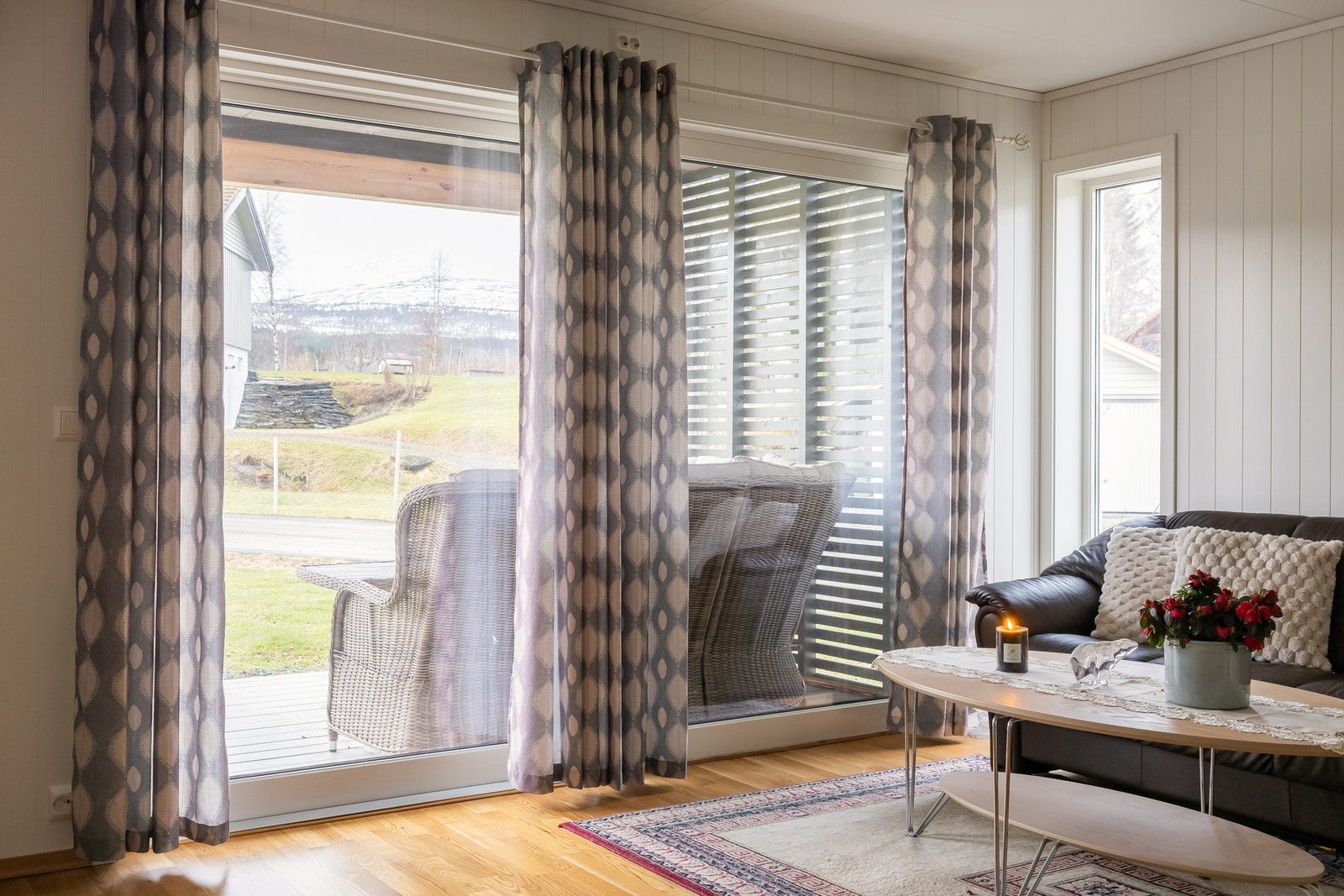 Fra stuen er det utgang til en solrik terrasse som fungerer som en naturlig forlengelse av oppholdsrommet. Galleribilde