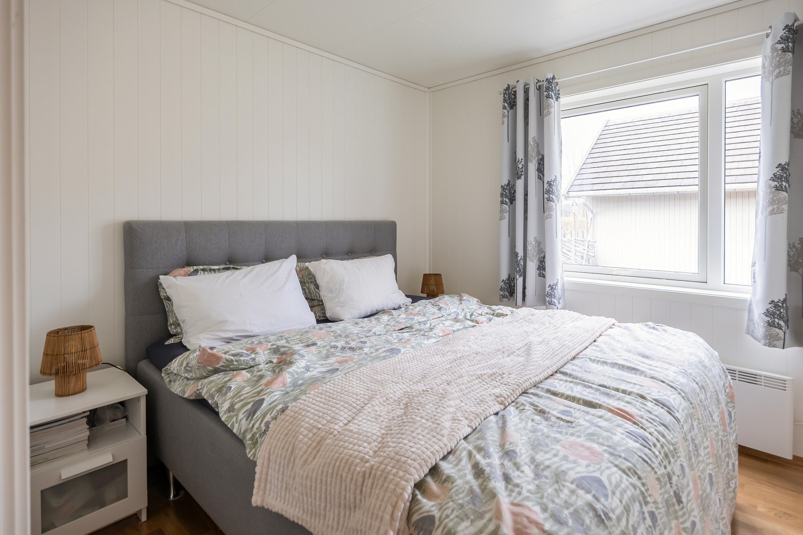 Hovedsoverommet er ekstra romslig og har god plass til dobbeltseng, i tillegg til at det er innredet med praktiske garderobeskap. Galleribilde