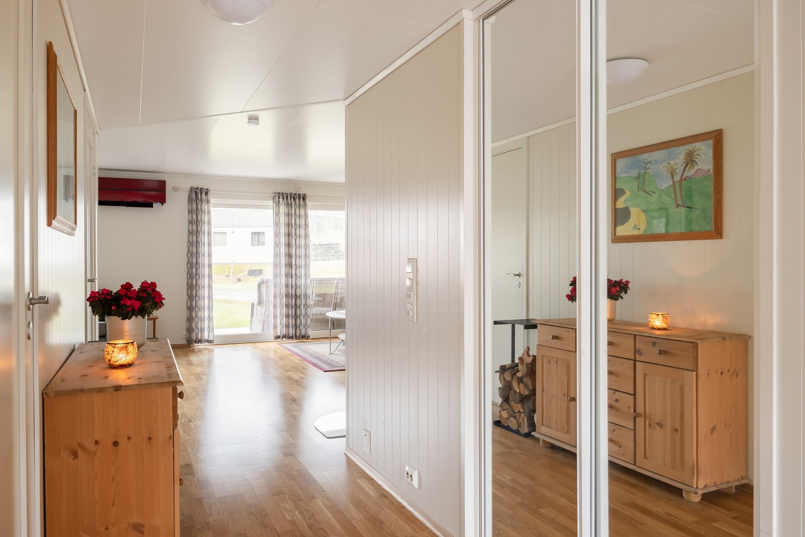 Entréen oppleves romslig og har god plass til oppbevaring av yttertøy, sko og annet utstyr. Galleribilde