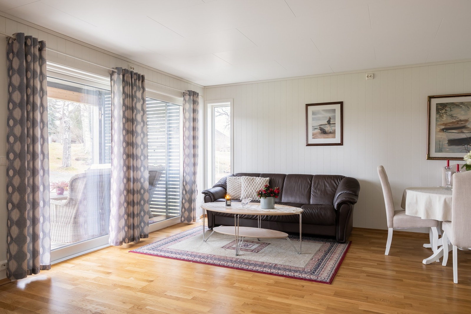 Stuen bidrar til en luftig og sosial atmosfære, med store vindusflater som slipper inn rikelig med naturlig lys. Galleribilde