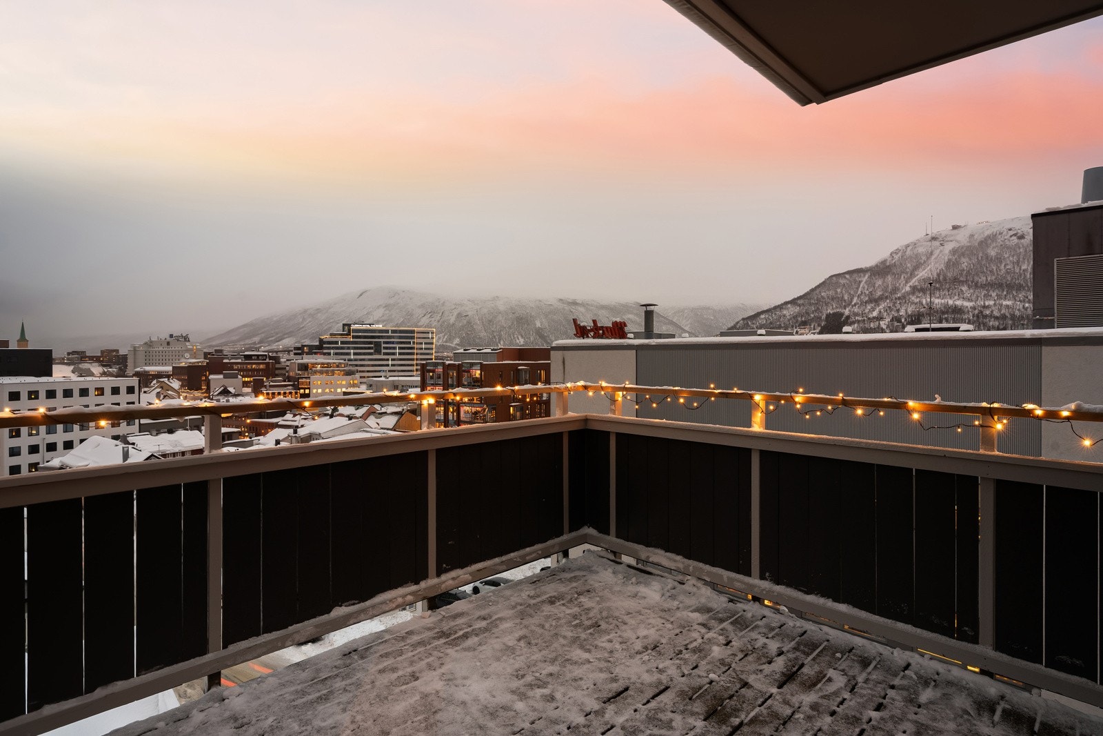 Leiligheten har utgang til to terrasser med gode sol- og utsiktsforhold. Galleribilde