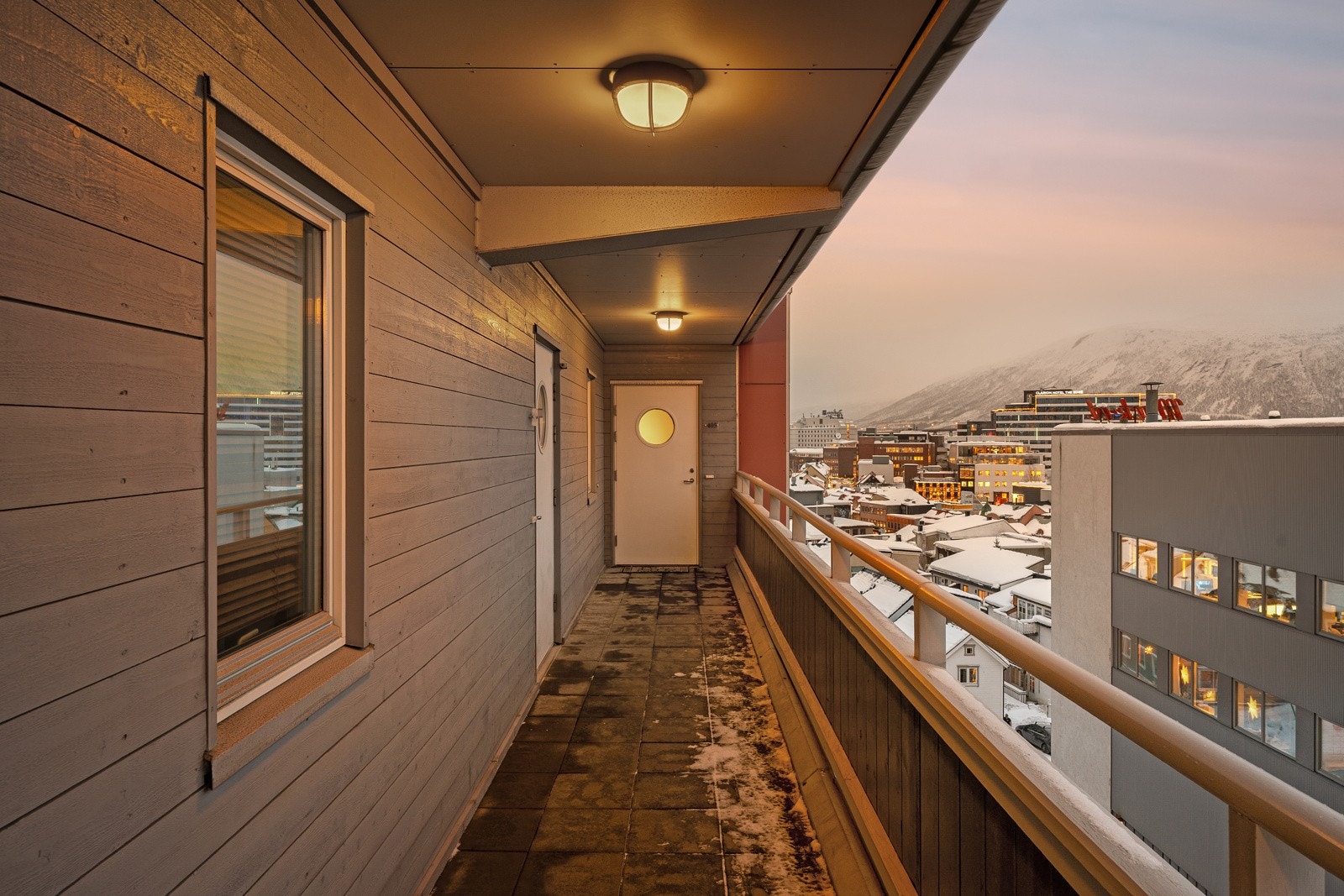 Takoverbygd svalgang. Det er heis i bygget. Galleribilde