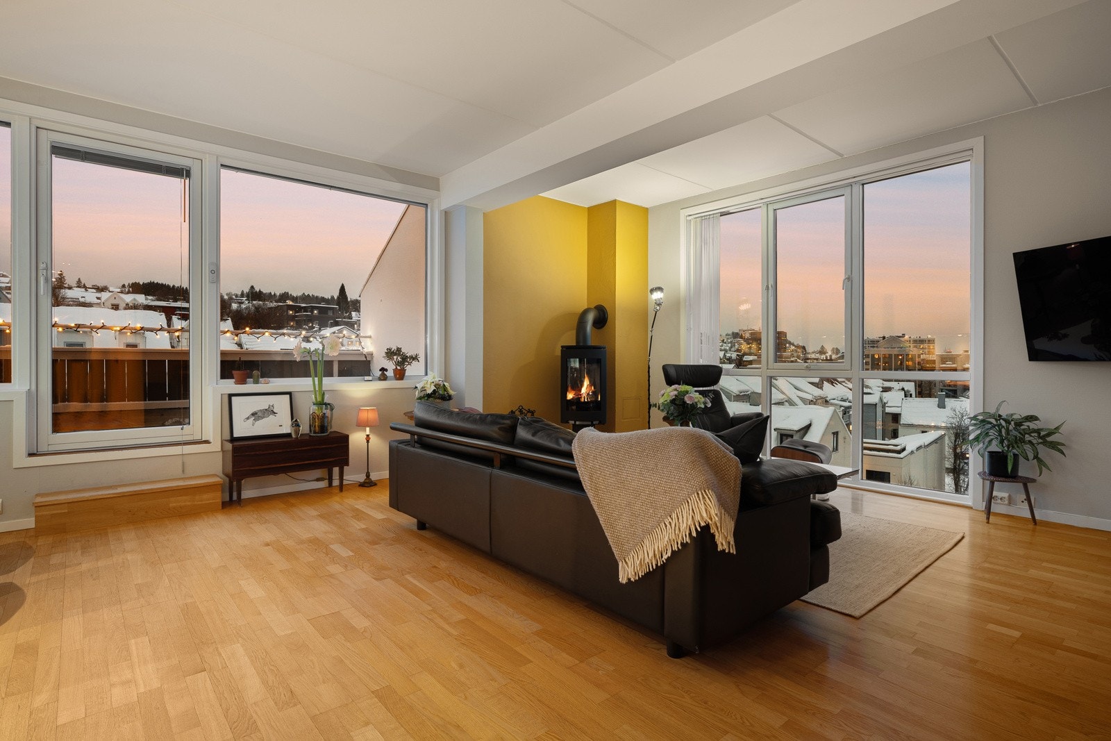 Fra stuen er det fantastisk utsikt og utgang til terrasse. Galleribilde