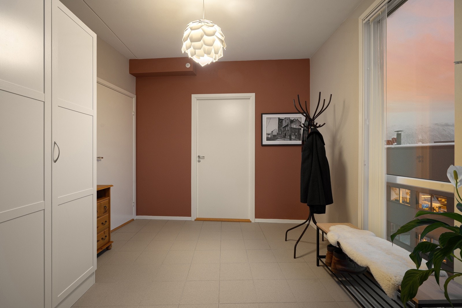 Godt med garderobeskap i gang. Galleribilde