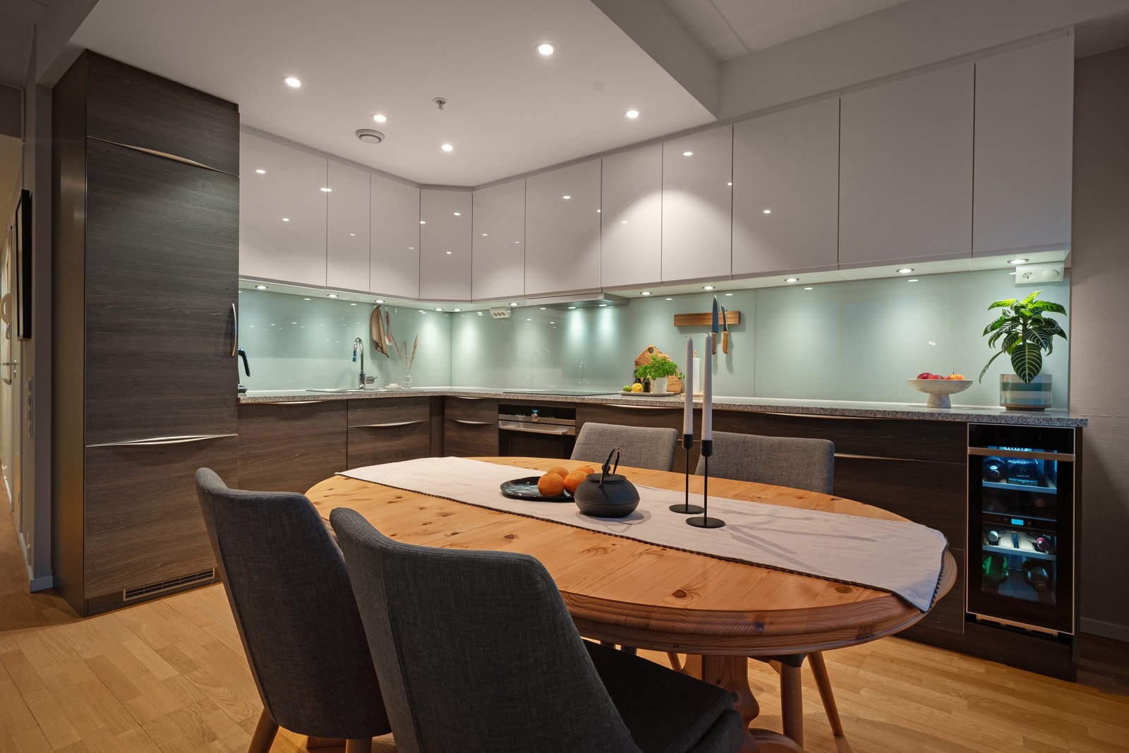 God plass til stort spisebord. Galleribilde