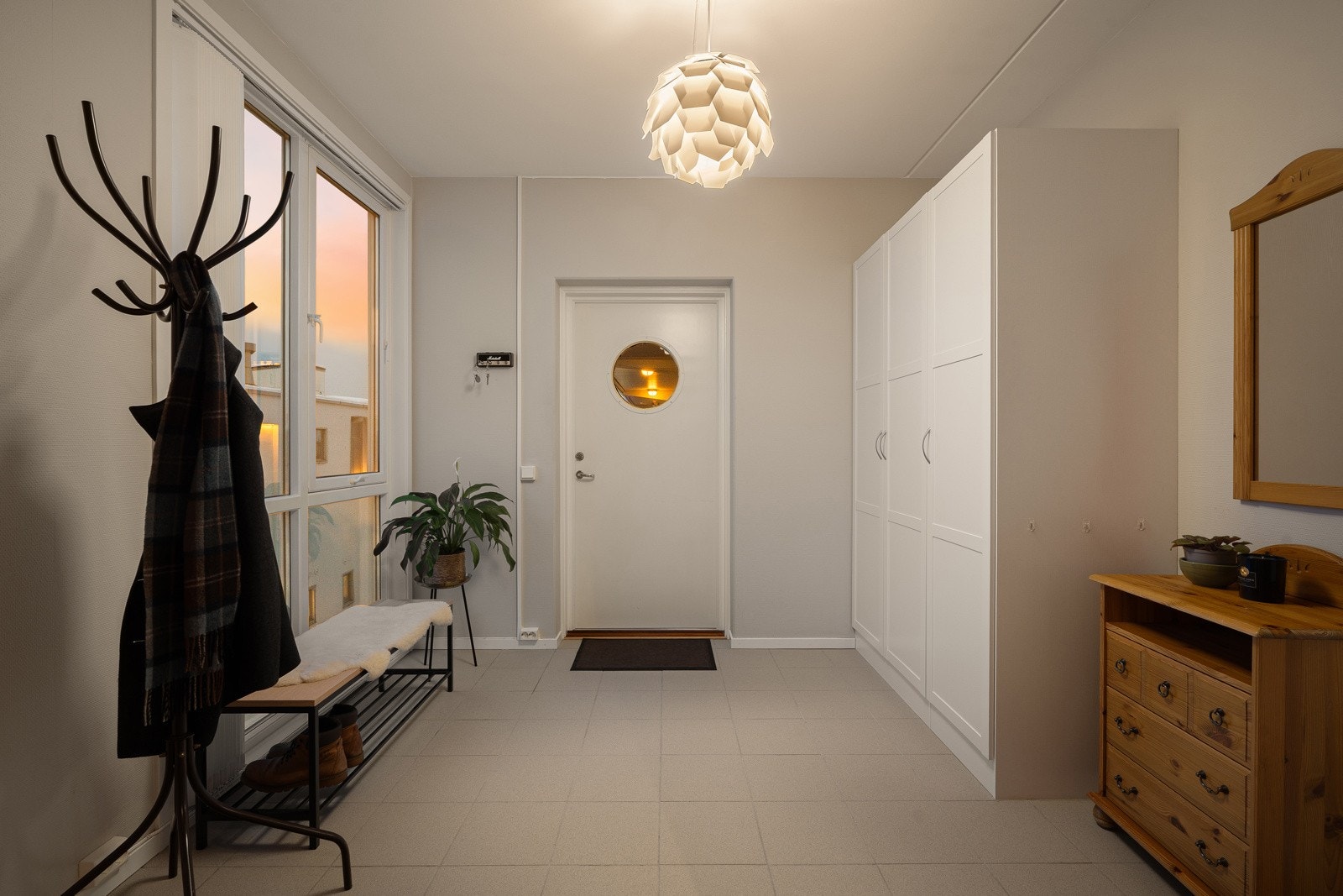 Velkommen inn. Romslig gang med flislagt gulv. Galleribilde