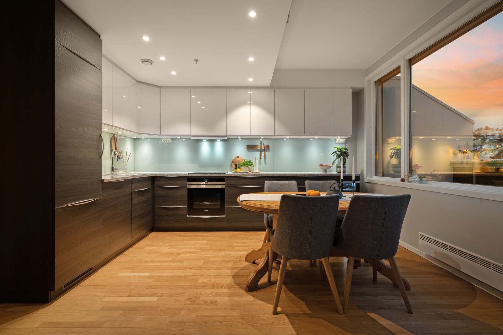 Den moderne planløsningen kan by på blant annet åpen stue- og kjøkkenløsning. Galleribilde