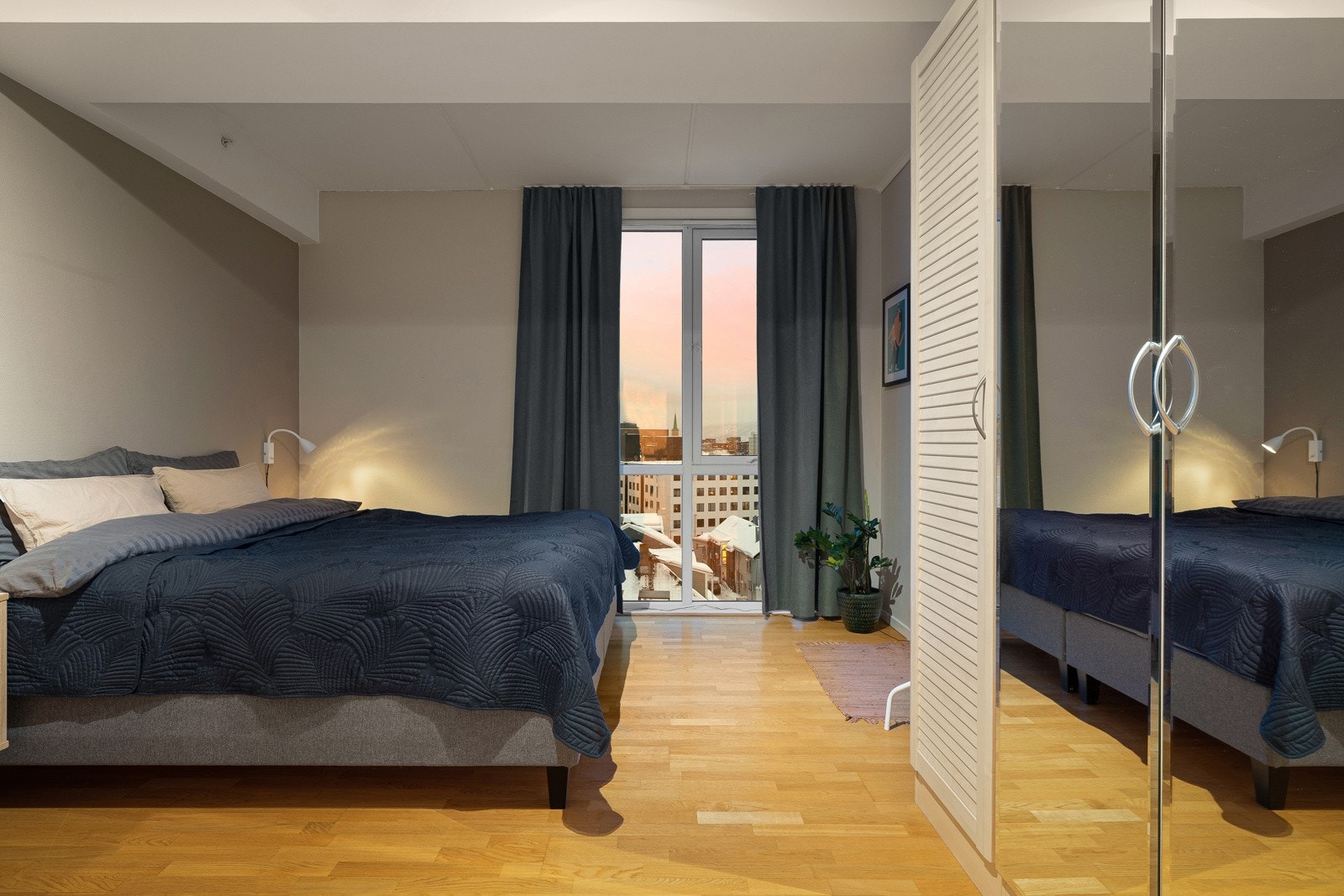 Soverom med skapplass. Galleribilde