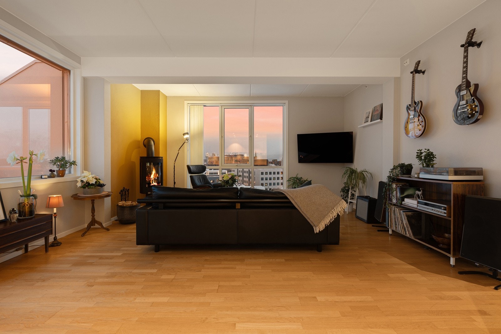 Stuen nyter en praktisk planløsning som gjør det enkelt å møblere. Galleribilde