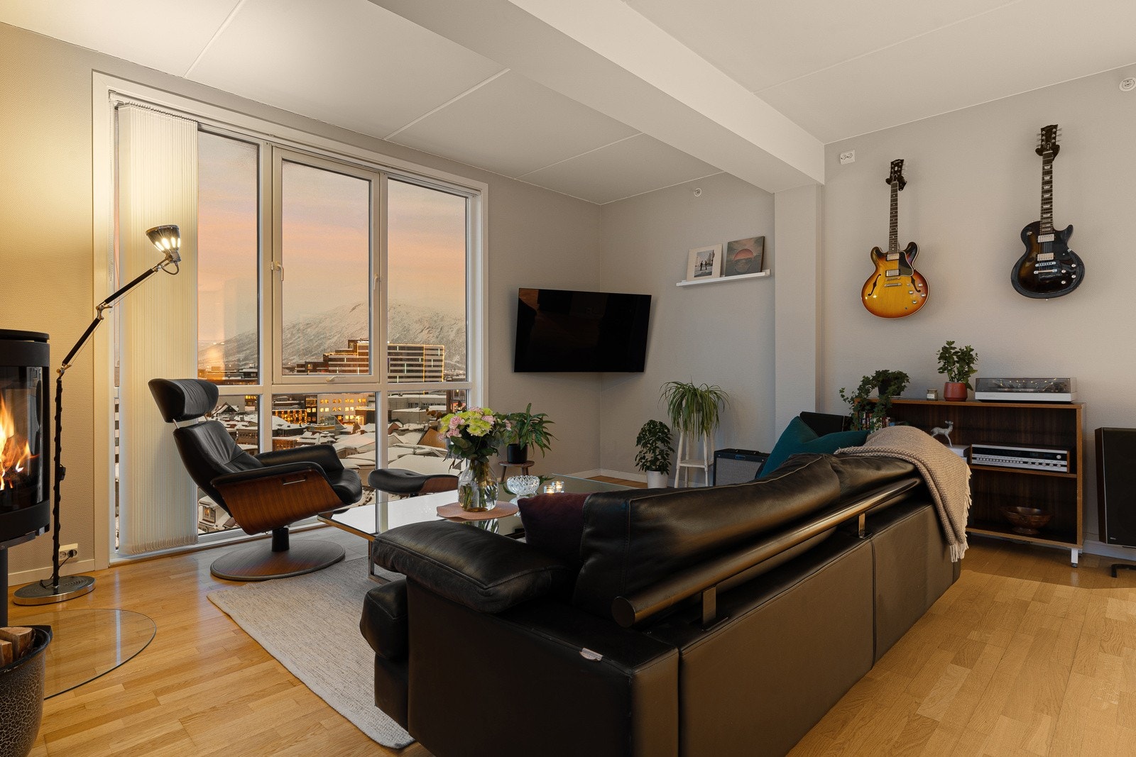 Behagelig vedfyring gir reduserte energikostnader og behagelig atmosfære. Galleribilde