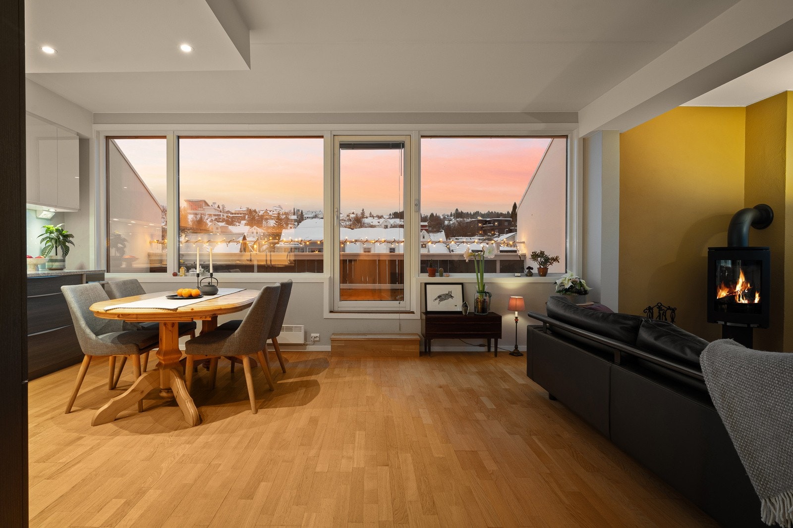 Stuen har store vindusflater og god takhøyde, som gir en god romfølelse. Galleribilde