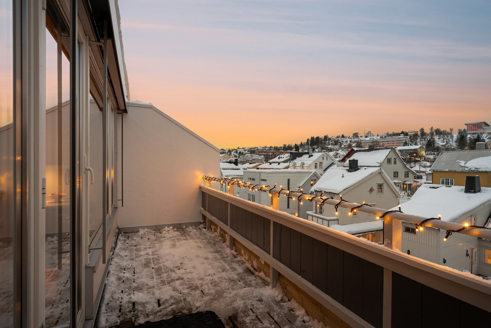 Stor terrasse med gode solforhold. Galleribilde