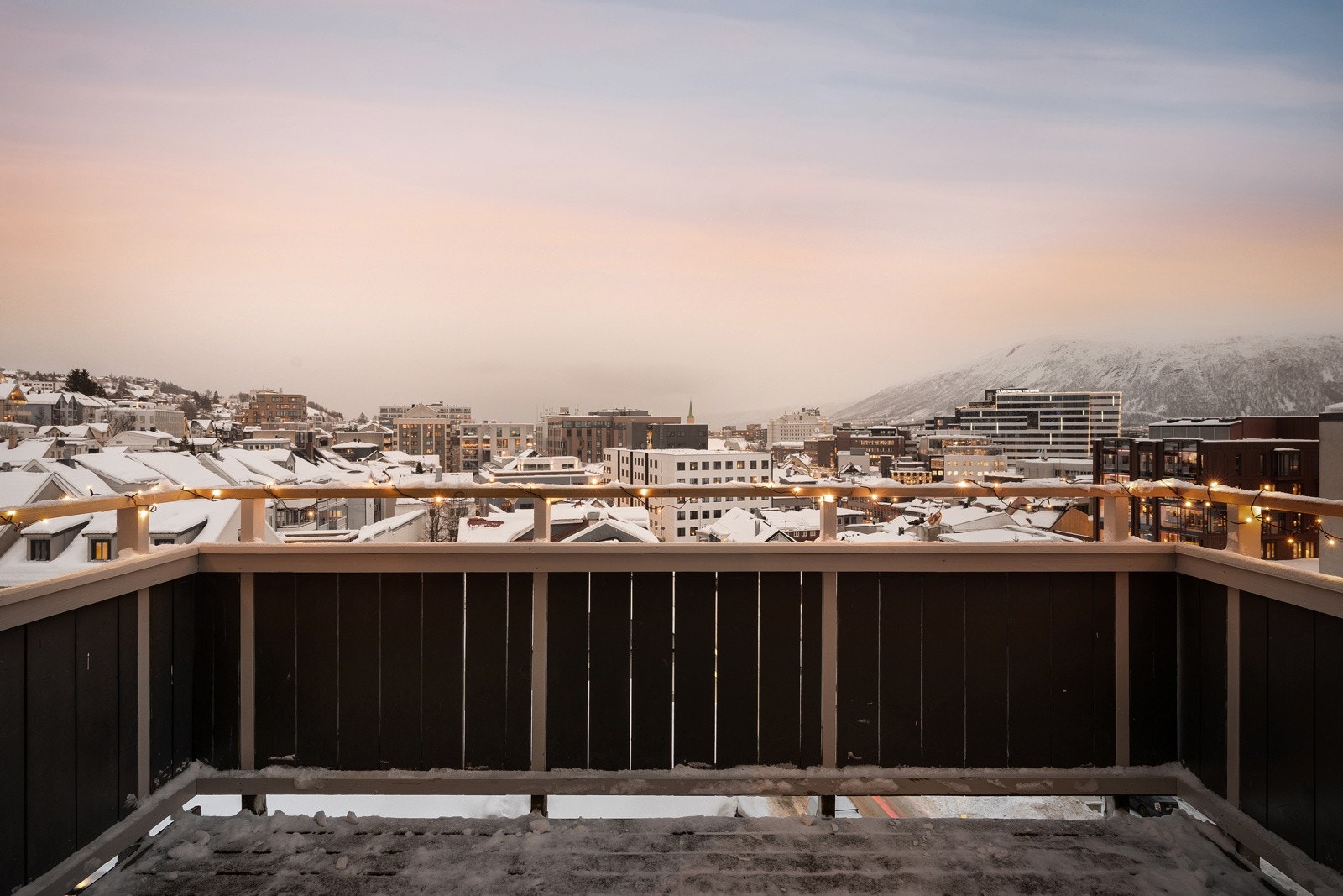 Fra soverom er det utgang til stor terrasse. Galleribilde