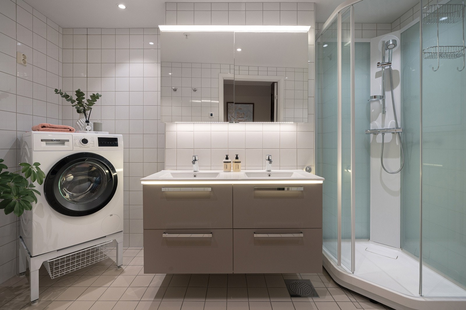 Flislagt bad/vaskerom med dobbel servant og dusjkabinett. Galleribilde