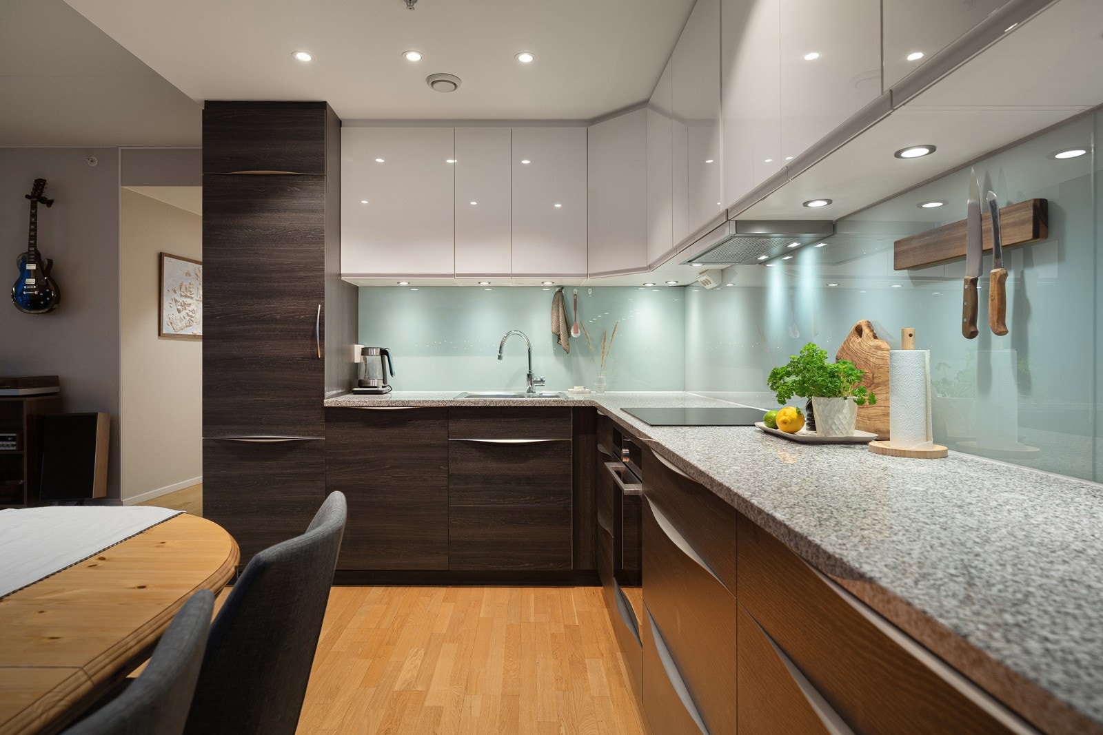 Svært hyggelig arbeidsforhold på kjøkkenet med rikelig skap- og benkeplass. Galleribilde