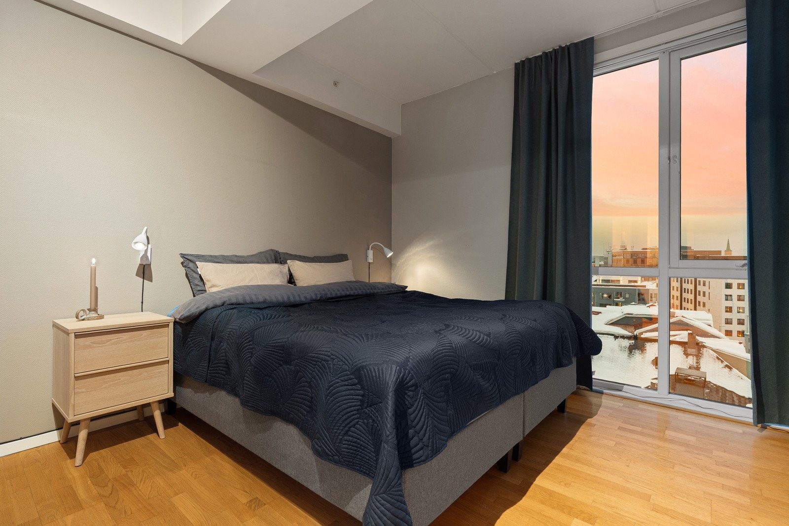 Leiligheten har 2 fine soverom, hvor det ene har utgang til terrasse. Galleribilde