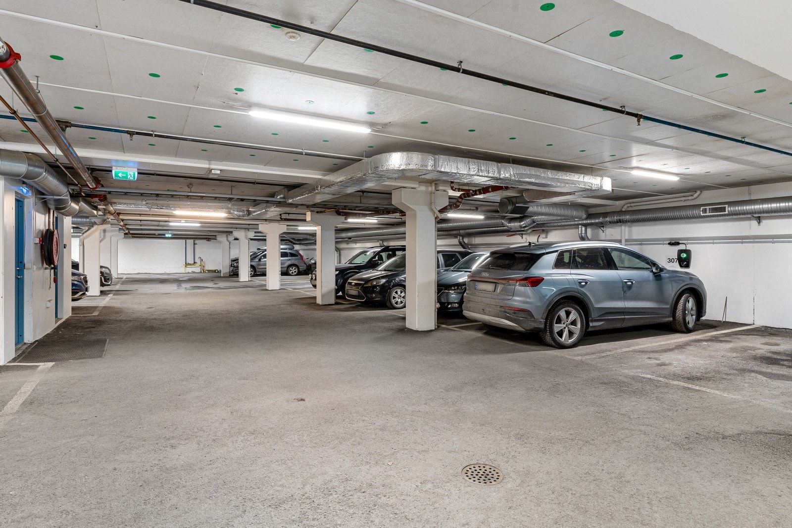 Leiligheten har tilhørende garasjeplass i nedre plan. Galleribilde