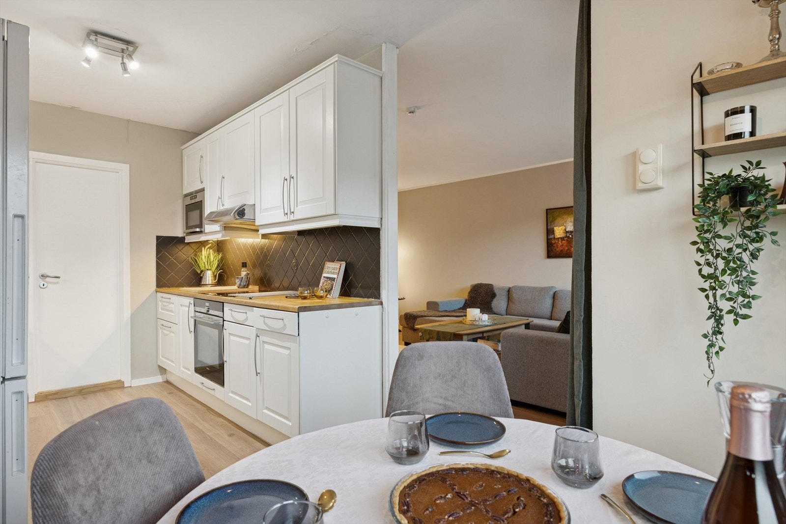 Vinduer (3-lags) ble byttet ut i regi av borettslaget i 2022. Dette medfører god kuldeisolering, som er mer strømbesparende. Galleribilde