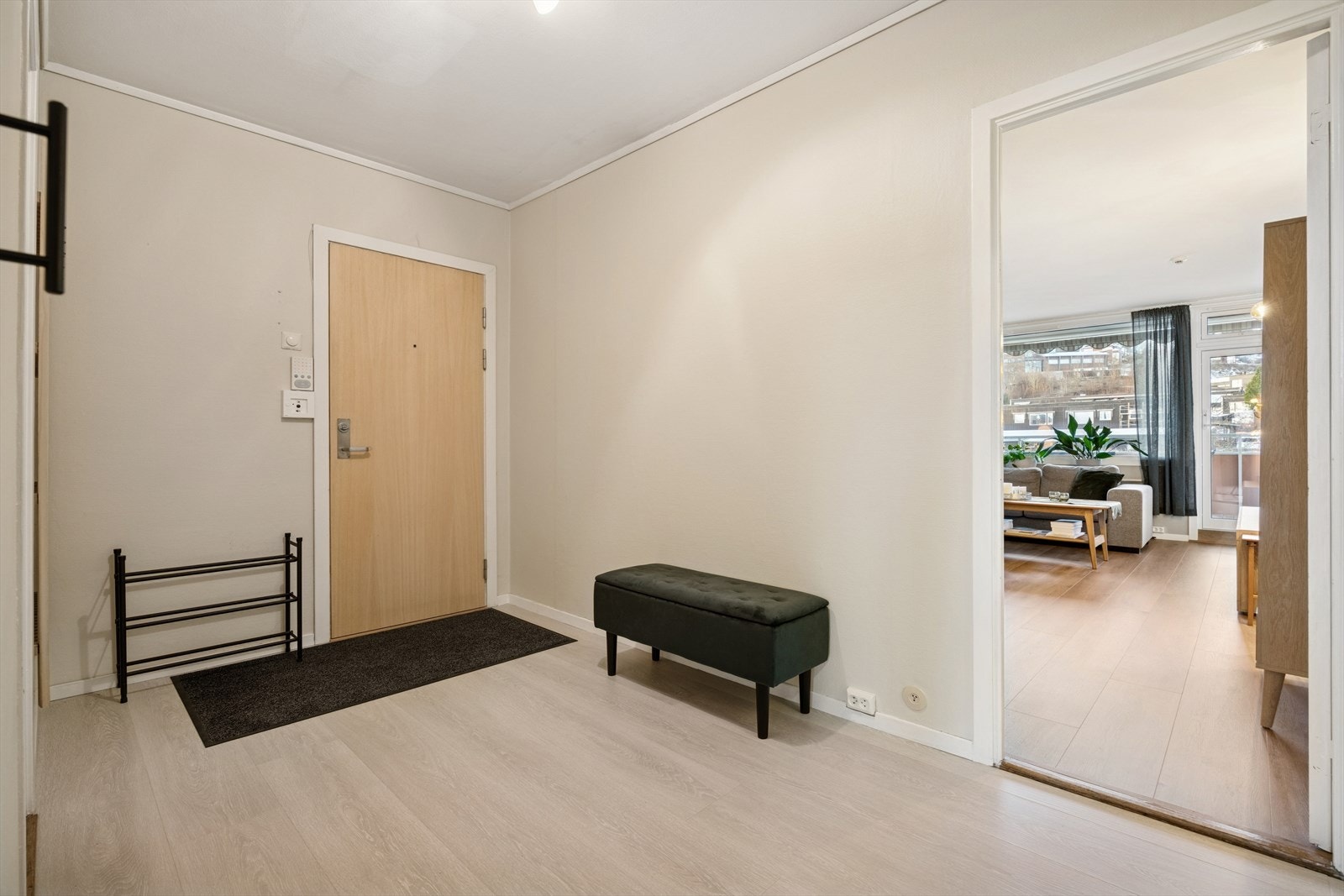 Leiligheten har en stor og lys entré. Her har man god plass til å henge fra seg ytterbekledning. Velkommen inn! Galleribilde