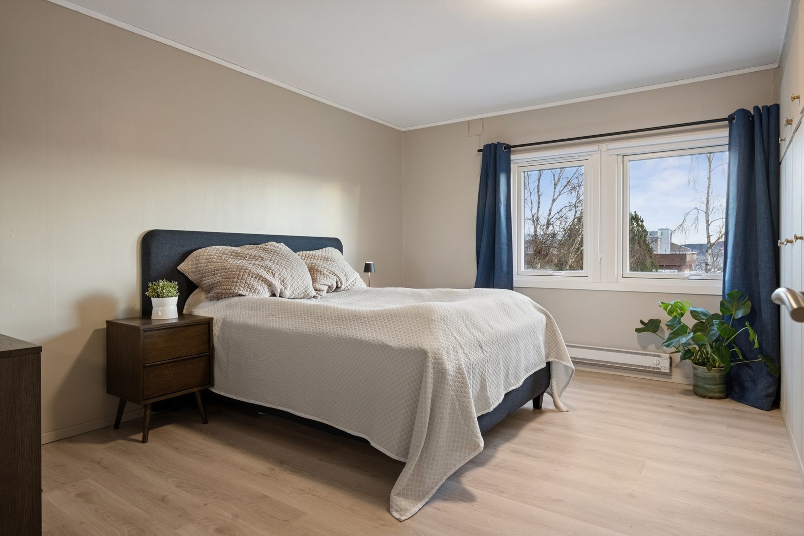 Hovedsoverommet er på ca. 16 m² og har god plass til seng av god størrelse og ønsket møblement. Galleribilde