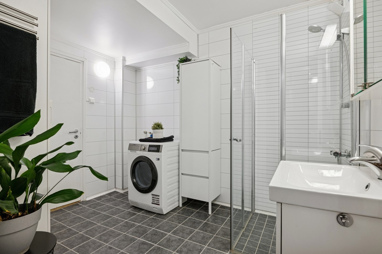 Rommet kombineres også fint som vaskerom med opplegg til vaskemaskin. Galleribilde