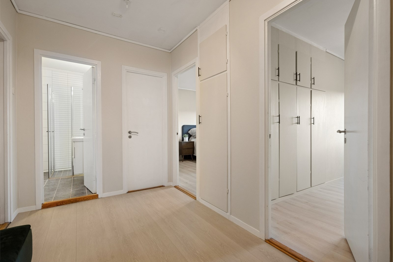 Felleskostnadene inkluderer bla. kommunale avgifter, vedlikehold/vaktmestertjenester, tv og internett. Galleribilde