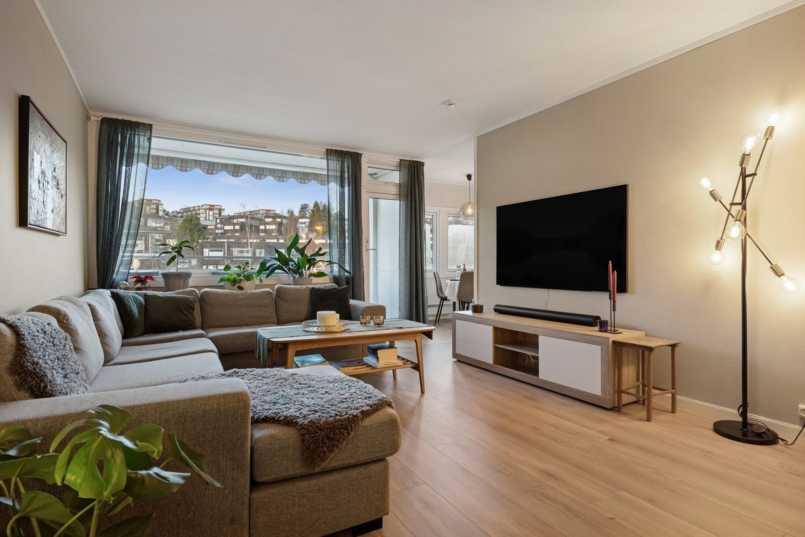 Boligen ble oppgradert høsten 2024 med nytt gulv på kjøkken og i stue, og varmtvannsbereder ble skiftet ut. Galleribilde