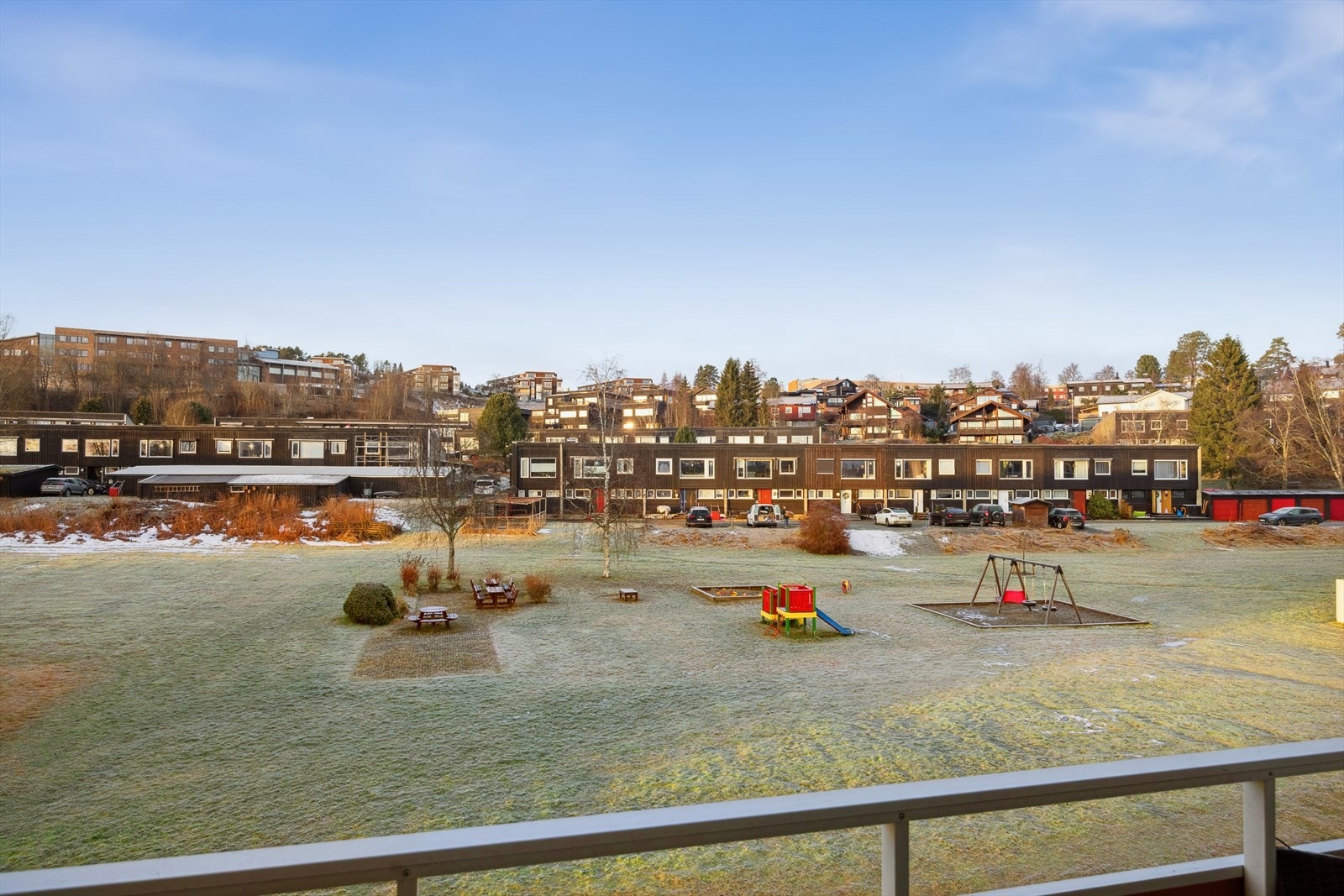 Det er ingen andre blokker som ligger foran balkongen, så dette er et perfekt sted å nyte sammenkomster uten innsyn. Galleribilde