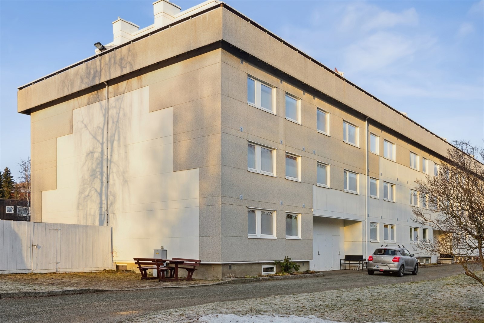 Borettslaget leier ut 76 garasjer og 142 parkeringsplasser (9 med elbil-lader). Det er også to utvendig sykkelboder beboerne kan bruke, og grønnsakshager for de med grønne fingre. Galleribilde