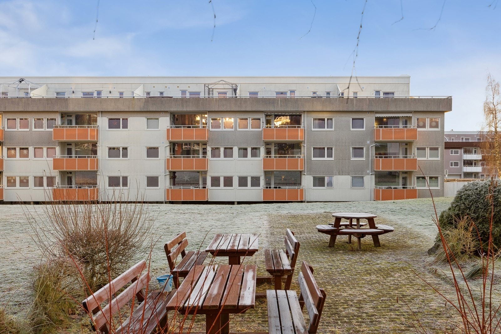 Sentral beliggenhet på Byåsen med nærhet til "alt man trenger" av servicefunksjoner, turmuligheter og offentlige badeplasser. Supre bussforbindelser gjør også veien til sentrum og store studieplasser kort. Galleribilde