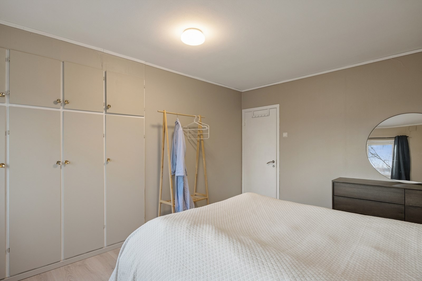 Begge soverommene har innebygd garderobe, som gir god lagringsplass og frigjør gulvareal. Galleribilde