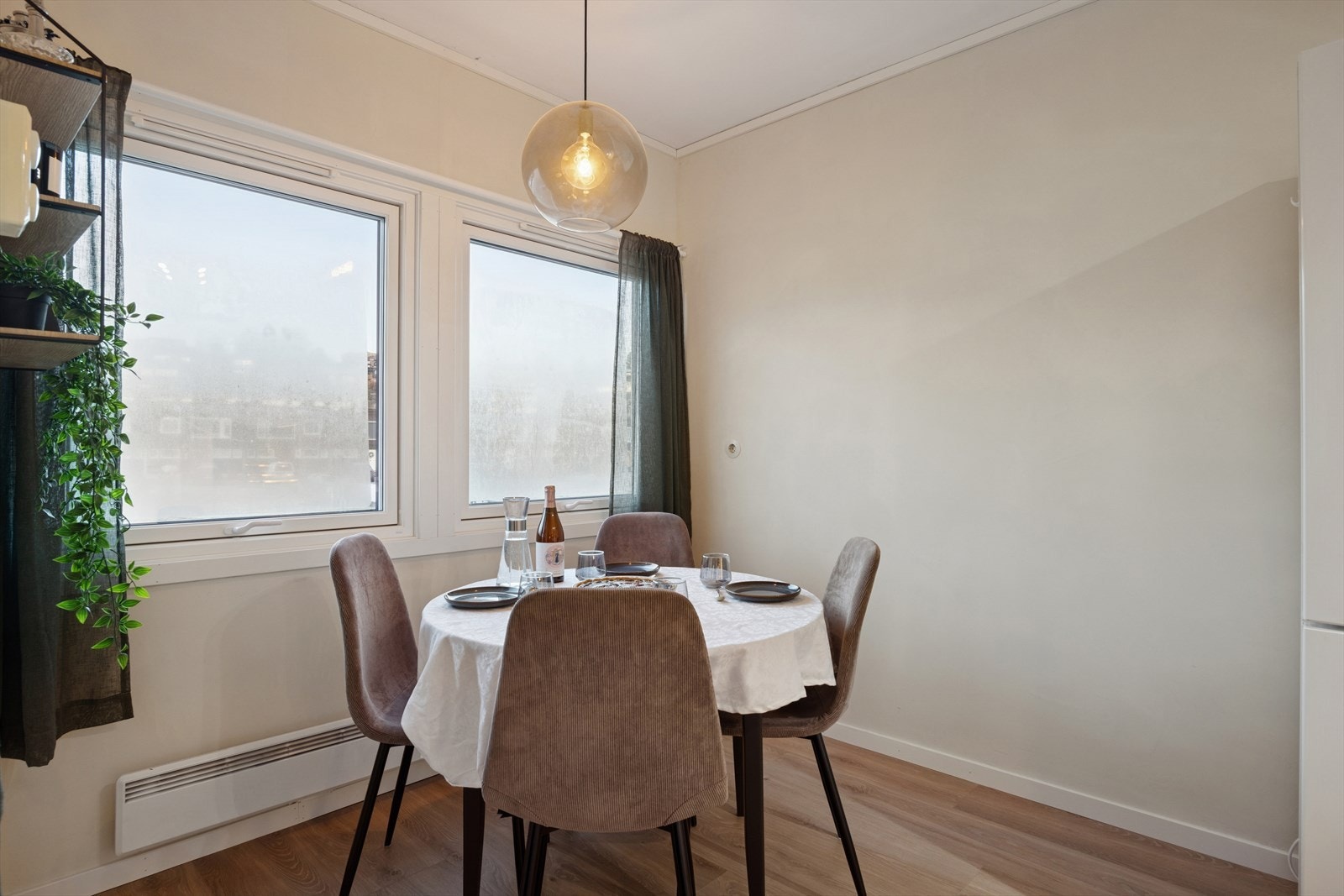 Spisebordet finner sin naturlige plassering ved kjøkkensonen. Galleribilde