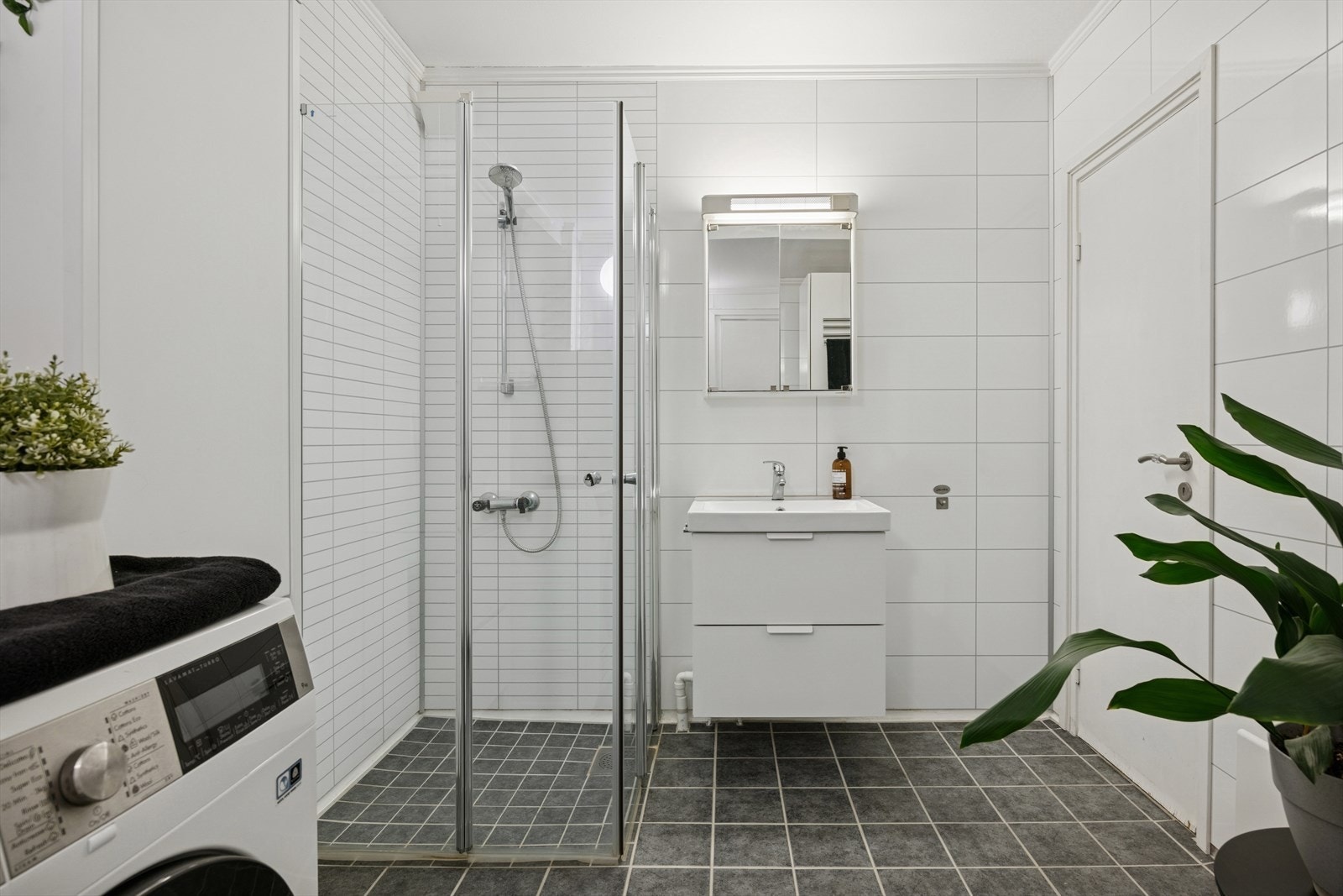 Fra entreen nås leilighetens baderom som er på ca. 7 m². Her får man plass til alt man trenger. Galleribilde