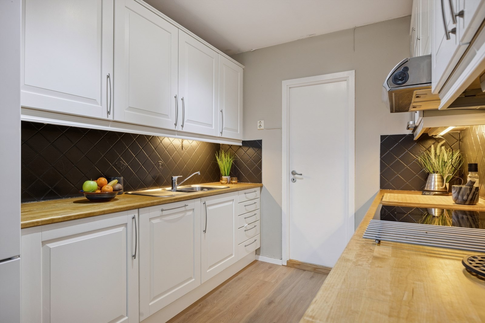 Kjøkkenet, som måler ca. 12,7m², har en tidløs og elegant innredning med integrerte hvitevarer, og har alle forutsetninger for at familiens kokk kan briljere! Galleribilde