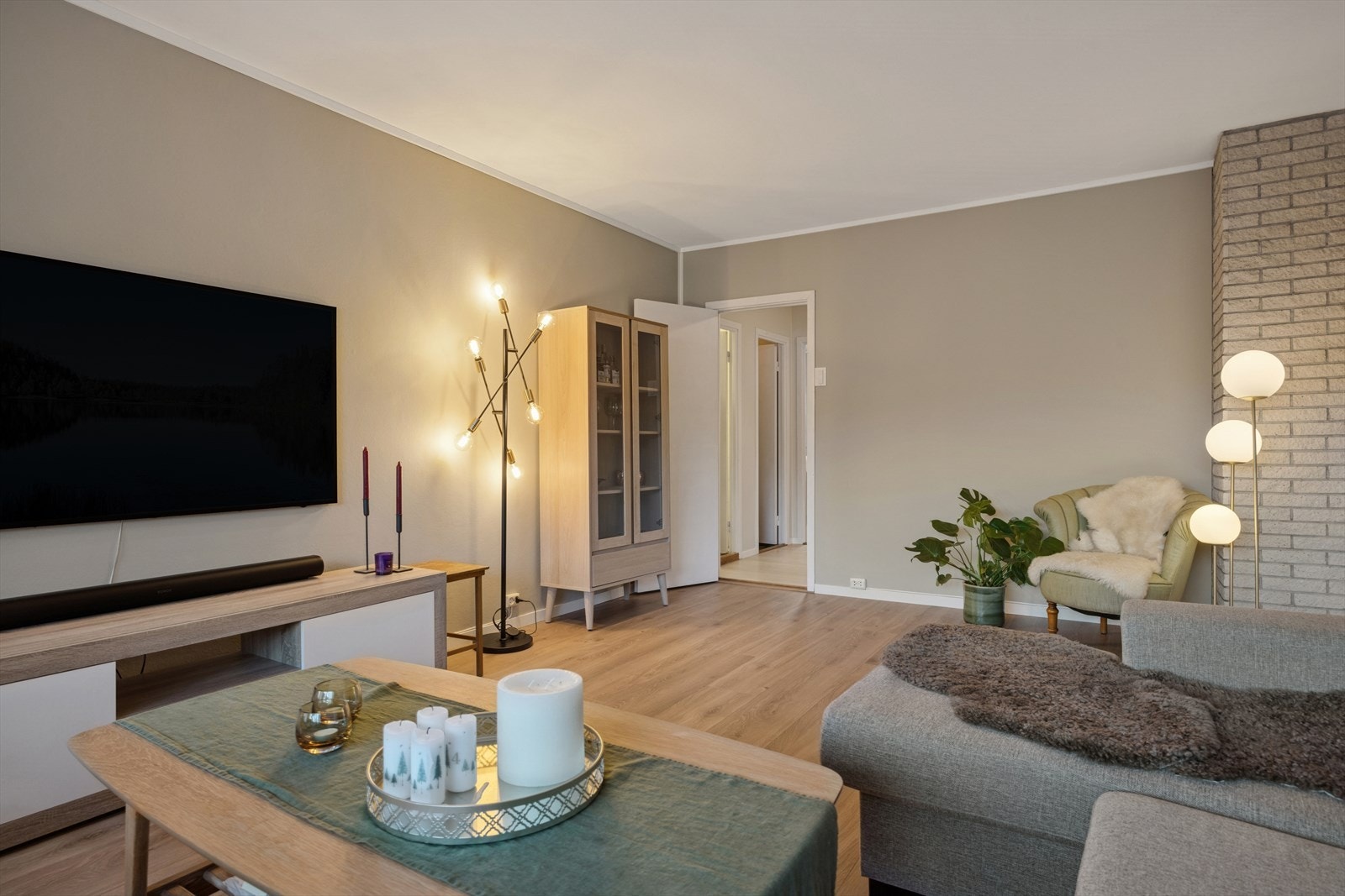 Den gode planløsningen gir plass til både sofagruppe og øvrig møblement. Galleribilde