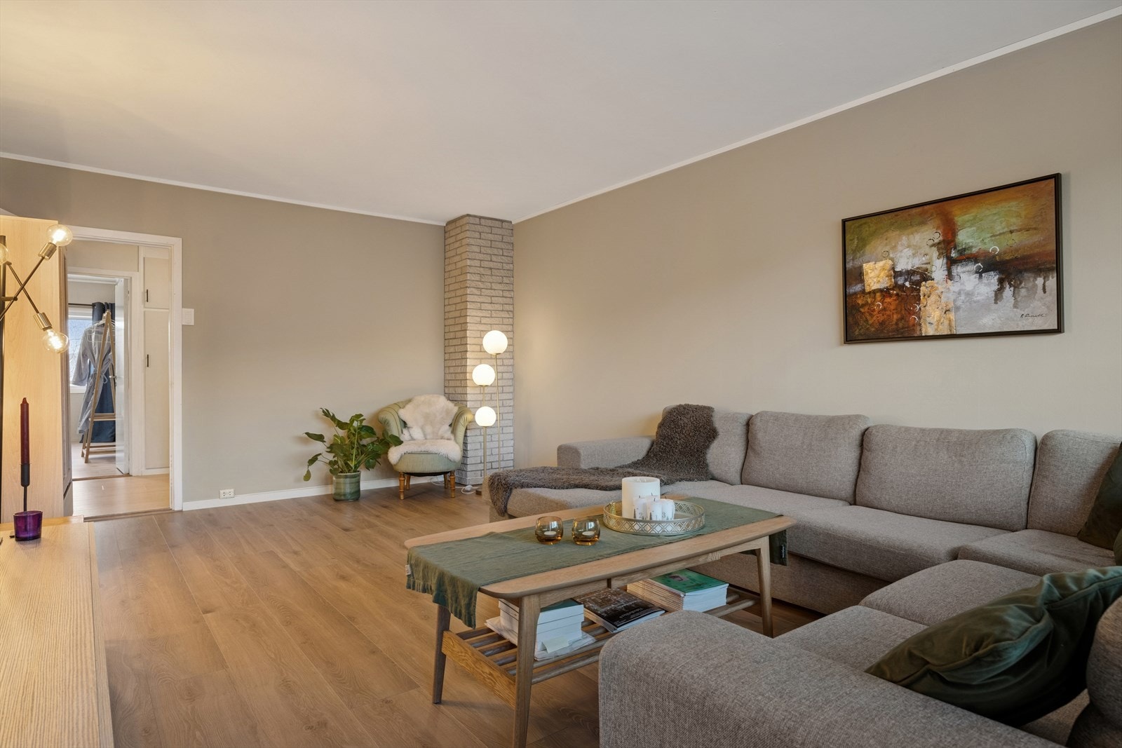 Leiligheten måler 82 kvm (BRA-i) og består av stue, kjøkken, entré, bad, toalettrom og 2 soverom. Utover dette har du også to eksterne boder i kjeller. Galleribilde