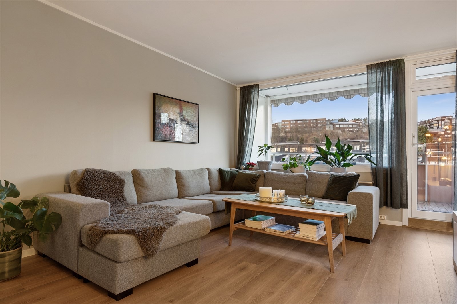 Leiligheten ligger i byggets tredje etasje, og har en fin intern beliggenhet i borettslaget. Galleribilde