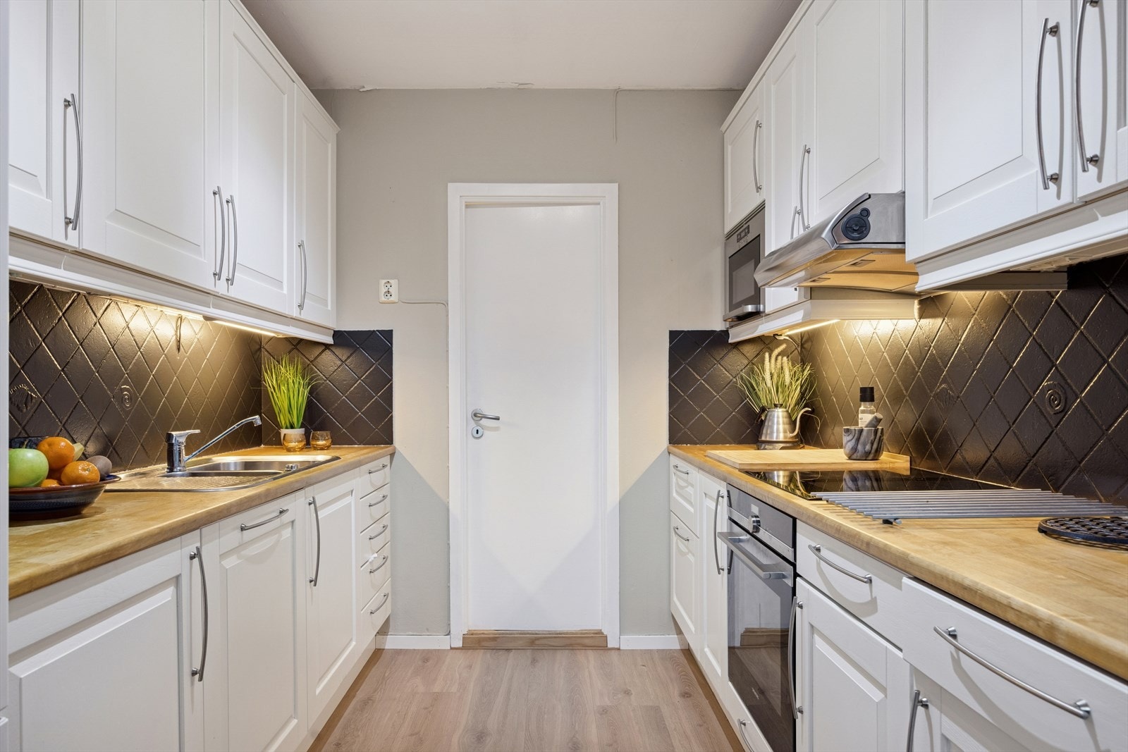 Kjøkkenet er atskilt fra stuen, noe som gir en ryddig romfølelse og holder matlukt og oppvask unna oppholdsrommet. Galleribilde